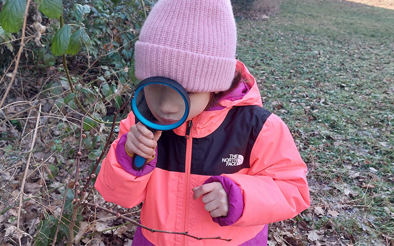 Nature-Afternoon-Mädchen-Lupe